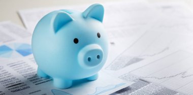 Belgeler ve finansal tabloların arka planında para kutusu var. Yatırım ve sermaye birikimi kavramı