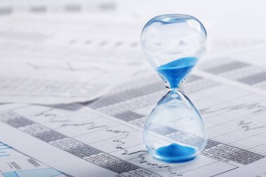 Yatırım için en iyi zaman. Kum saati, mali tablolar ve hesap makinesi.