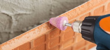 Matkap kullanarak taşları öğüterek seramik fayansların öğütücü seviyesi.