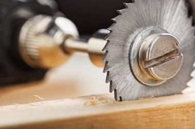 Değirmen makinesi için dairesel testere tahtadan delik açıyor..