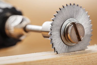 Değirmen makinesi için dairesel testere tahtadan delik açıyor..