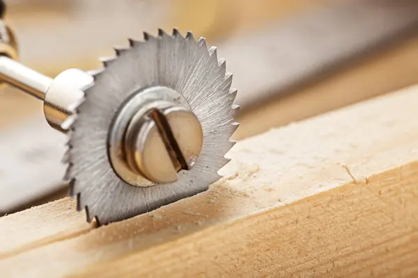 木製のプランクのフライス盤切断穴のための円形の鋸 ストック写真