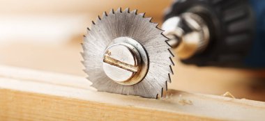 Değirmen makinesi için dairesel testere tahtadan delik açıyor..