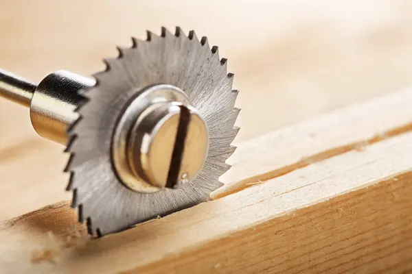 木製のプランクのフライス盤切断穴のための円形の鋸 ストックフォト