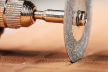 Elmas kaplı disk tuğla keser ya da beton duvarda oyuklar açar. Sanayi ve inşaat.