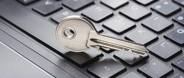 网络钓鱼 黑客攻击个人资料和金钱 钥匙和计算机键盘上的钩子 图库图片