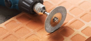 Elmas kaplı disk tuğla keser ya da beton duvarda oyuklar açar. Sanayi ve inşaat.