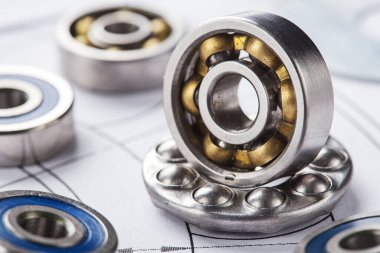 Mavi iz arka planında farklı yönler. Mekanizmanın parçası.