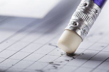 Belgedeki finansal verilerle düzelt. Bankacılık, mali rapor ve mali denetim kavramı.