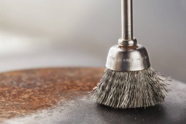 matkap için çelik fırça eski metal levhayı pasla temizler