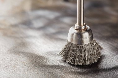 matkap için çelik fırça eski metal levhayı pasla temizler