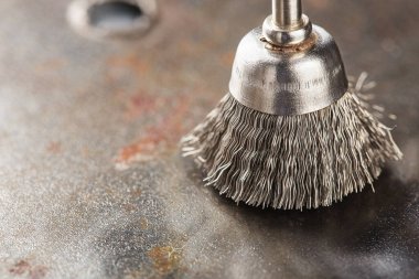 matkap için çelik fırça eski metal levhayı pasla temizler