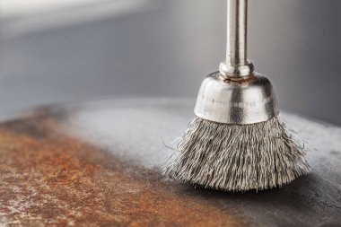 matkap için çelik fırça eski metal levhayı pasla temizler