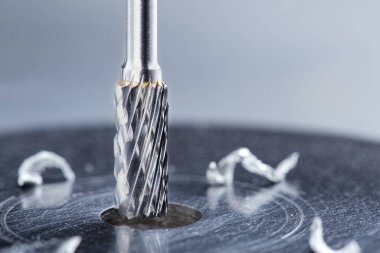 Değirmen kesicisi çelik koğuşta delik açıyor. Çilingir işi.