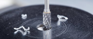 Değirmen kesicisi çelik koğuşta delik açıyor. Çilingir işi.