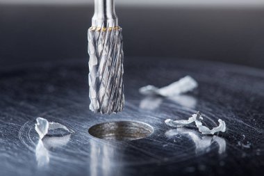 Değirmen kesicisi çelik koğuşta delik açıyor. Çilingir işi.