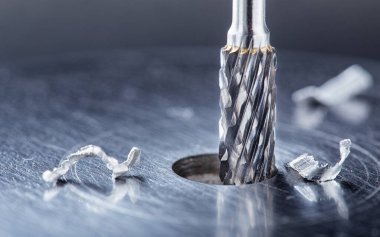 Değirmen kesicisi çelik koğuşta delik açıyor. Çilingir işi.