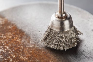 matkap için çelik fırça eski metal levhayı pasla temizler