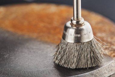 matkap için çelik fırça eski metal levhayı pasla temizler