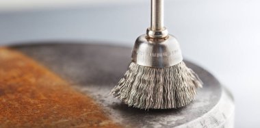 matkap için çelik fırça eski metal levhayı pasla temizler