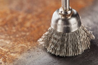matkap için çelik fırça eski metal levhayı pasla temizler