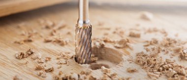 Uç değirmen ahşap meşe masasında ahşap bir delik açıyor.