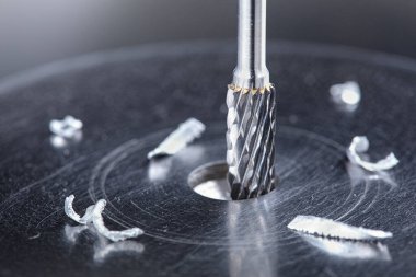 Değirmen kesicisi çelik koğuşta delik açıyor. Çilingir işi.