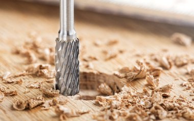 Uç değirmen ahşap meşe masasında ahşap bir delik açıyor.