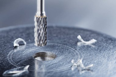 Değirmen kesicisi çelik koğuşta delik açıyor. Çilingir işi.