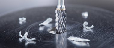 Değirmen kesicisi çelik koğuşta delik açıyor. Çilingir işi.