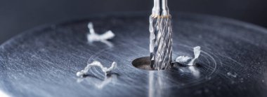 Değirmen kesicisi çelik koğuşta delik açıyor. Çilingir işi.