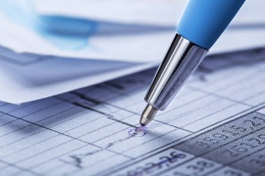 Kalem, para, bozuk para ve çek içeren muhasebe belgesi. Bankacılık, mali rapor ve mali denetim kavramı.