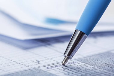 Kalem, para, bozuk para ve çek içeren muhasebe belgesi. Bankacılık, mali rapor ve mali denetim kavramı.