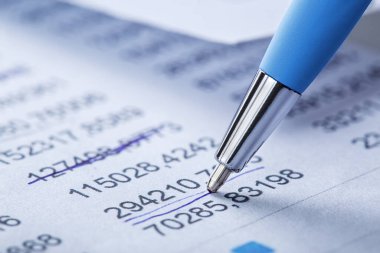 Kalem, para, bozuk para ve çek içeren muhasebe belgesi. Bankacılık, mali rapor ve mali denetim kavramı.