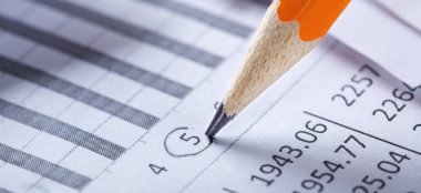 Hesap dökümanları kalem, finansal şema ve mali tablolara bakıyor. Bankacılık, mali rapor ve mali denetim kavramı.