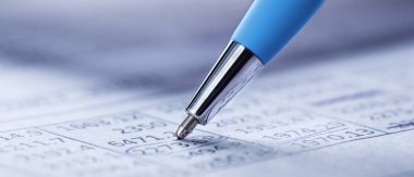 Kalem, para, bozuk para ve çek içeren muhasebe belgesi. Bankacılık, mali rapor ve mali denetim kavramı.