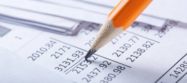 Hesap dökümanları kalem, finansal şema ve mali tablolara bakıyor. Bankacılık, mali rapor ve mali denetim kavramı.