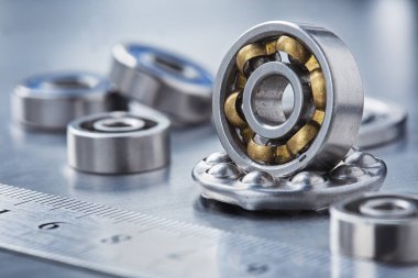 Metal arka planda farklı yönler. Mekanizmanın parçası.