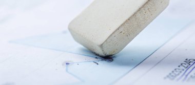 Belgedeki finansal verilerle düzelt. Bankacılık, mali rapor ve mali denetim kavramı.