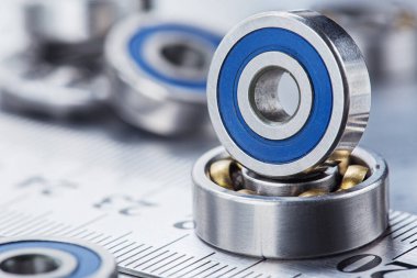 Metal arka planda farklı yönler. Mekanizmanın parçası.