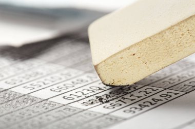 Belgedeki finansal verilerle düzelt. Bankacılık, mali rapor ve mali denetim kavramı.