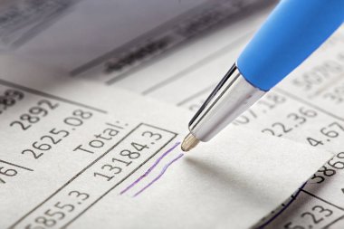 Kalem, para, bozuk para ve çek içeren muhasebe belgesi. Bankacılık, mali rapor ve mali denetim kavramı.