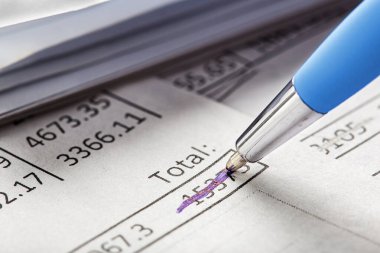 Kalem, para, bozuk para ve çek içeren muhasebe belgesi. Bankacılık, mali rapor ve mali denetim kavramı.