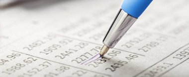 Kalem, para, bozuk para ve çek içeren muhasebe belgesi. Bankacılık, mali rapor ve mali denetim kavramı.