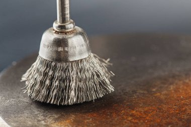matkap için çelik fırça eski metal levhayı pasla temizler