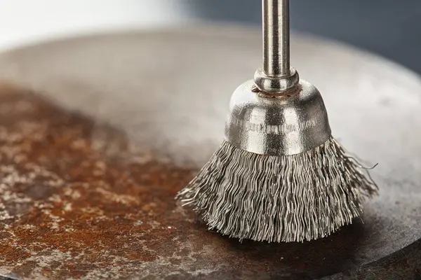 matkap için çelik fırça eski metal levhayı pasla temizler