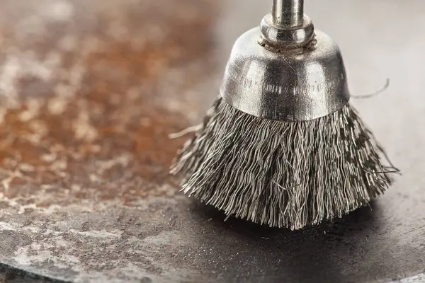 matkap için çelik fırça eski metal levhayı pasla temizler