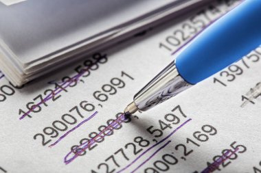 Kalem, para, bozuk para ve çek içeren muhasebe belgesi. Bankacılık, mali rapor ve mali denetim kavramı.