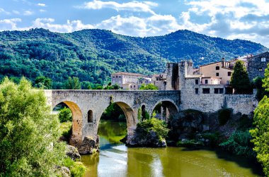 Ortaçağ köyü de Besal, Girona, Katalonya, İspanya 'da Fluvia nehri üzerindeki ünlü ortaçağ köprüsü