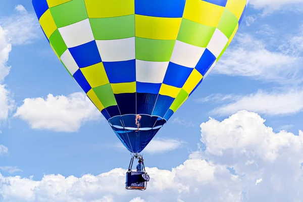 Barevný Horkovzdušný Balón Létající Nad Modrou Oblohou Bílými Mraky — Stock fotografie